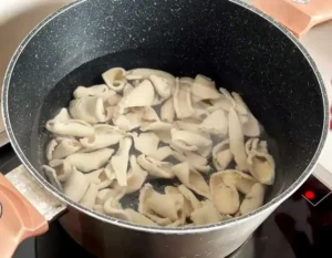قرار دادن سیرابی در آب جوش