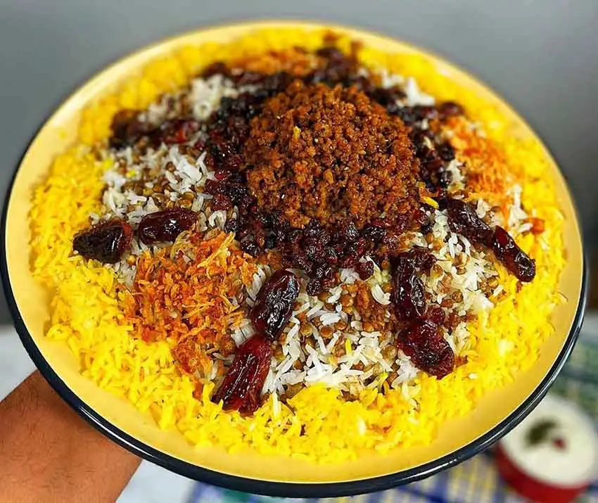 تزئین عدس پلو با خرما
